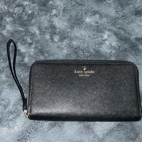 kate spade Handbags - Kate Spade Wallet w/ wristlet strap